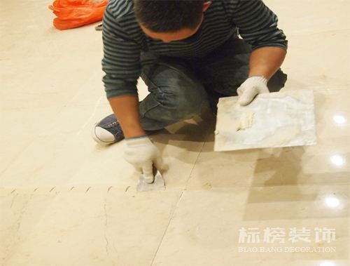 办公室装修瓷砖上铺木地板可以吗？